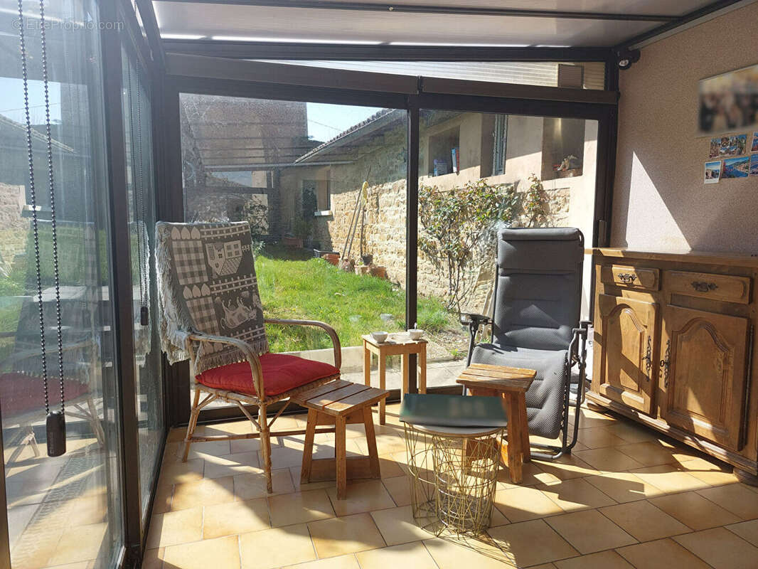 POUILLY LE MONIAL - Maison 7 pièces de 146 m²  avec véranda et terrain 600m² - photo 4