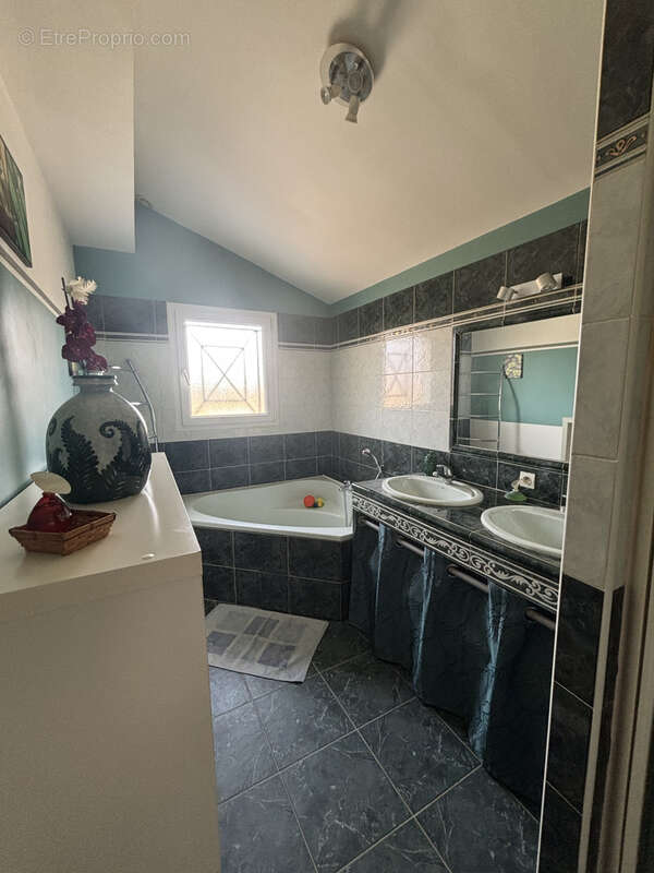 Idéalement située maison de 145m2 avec piscine - photo 16