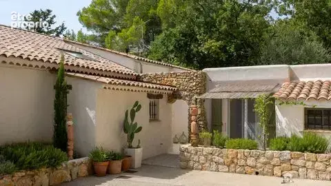 Maison 218 m² à Le Rouret  - photo 2