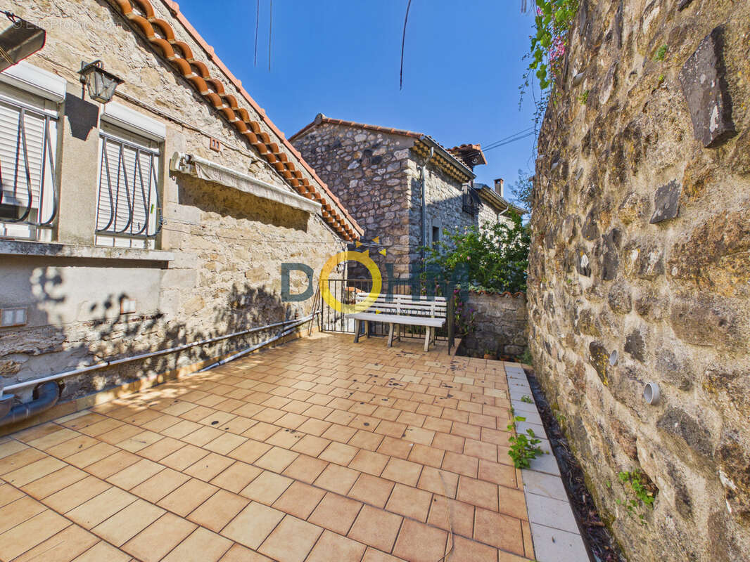 Maison de village avec grande terrasse, balcons et garage - photo 6