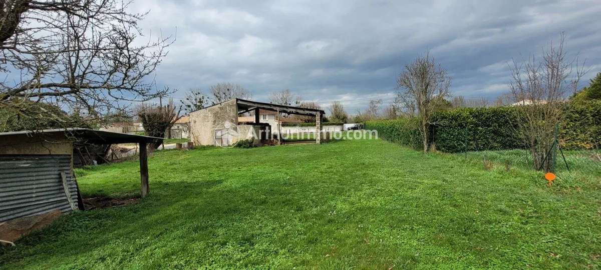 Terrain à ASNIERES-LA-GIRAUD