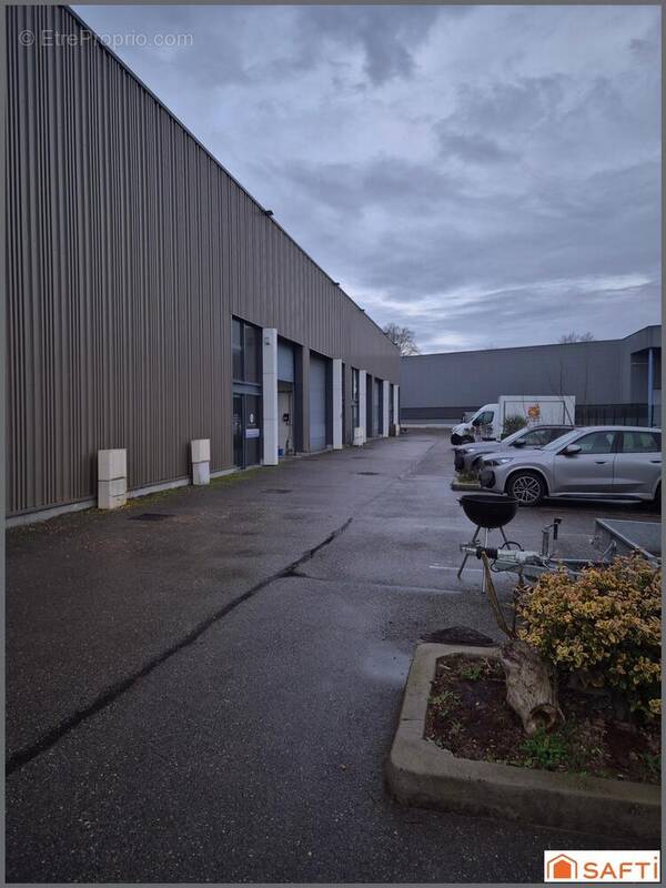 Photo 1 - Commerce à SAINT-GENIS-LES-OLLIERES