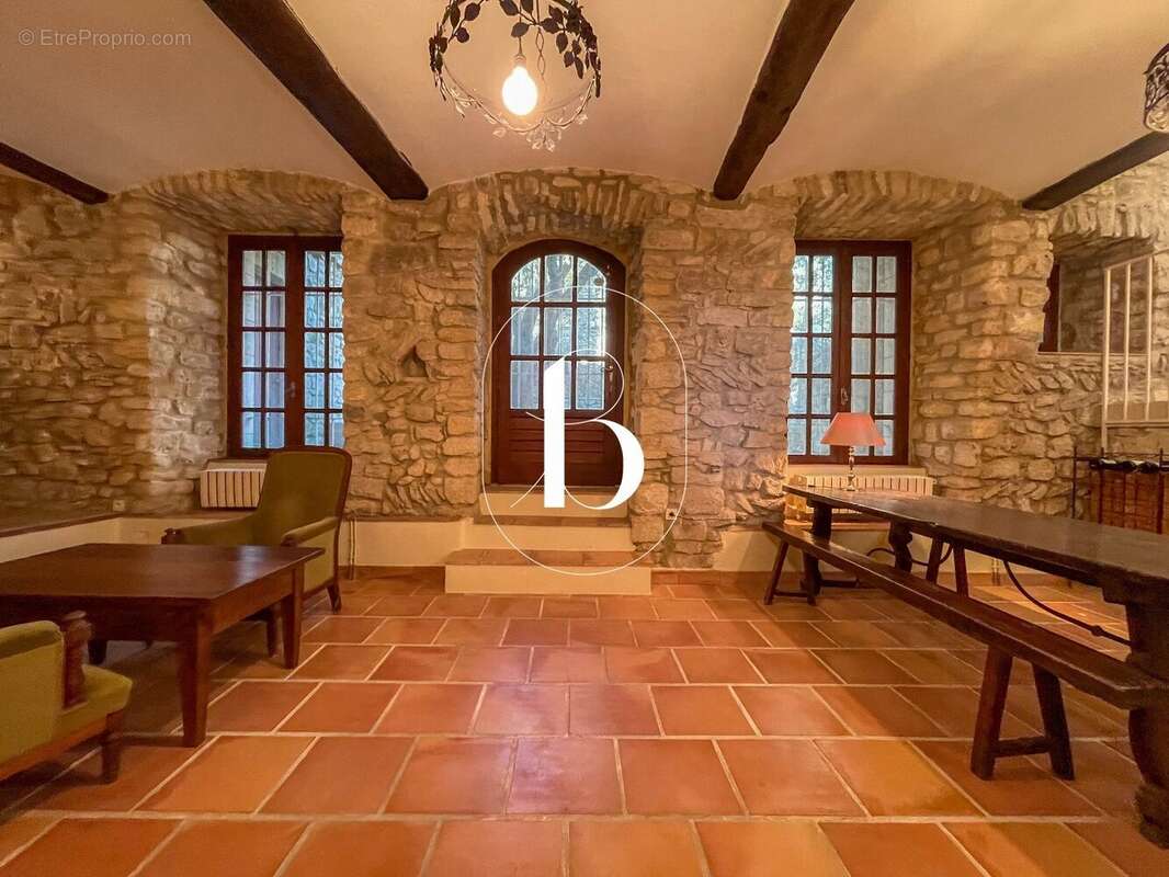 Maison à LA ROQUE-SUR-CEZE