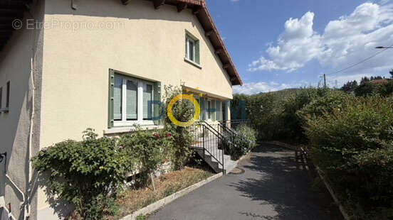 Maison rénovée de 180 m2 à vendre à Saugues avec terrain clos de 600 m2 - photo 20