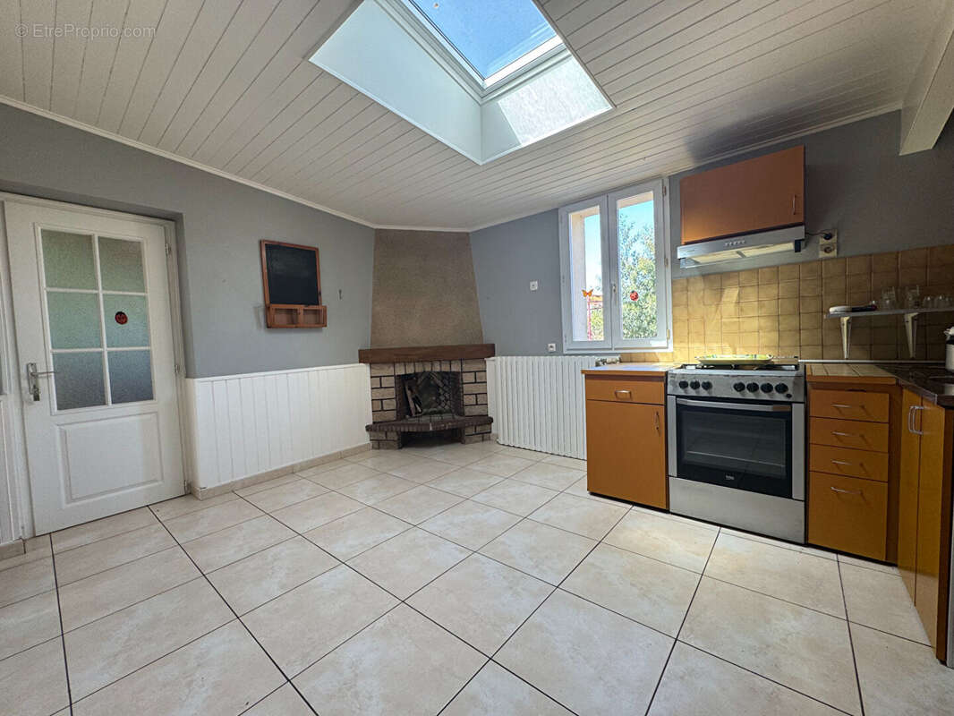 AIZENAY, maison 5 chambres et grandes dépendances sur 2 535 m2 de terrain - photo 5
