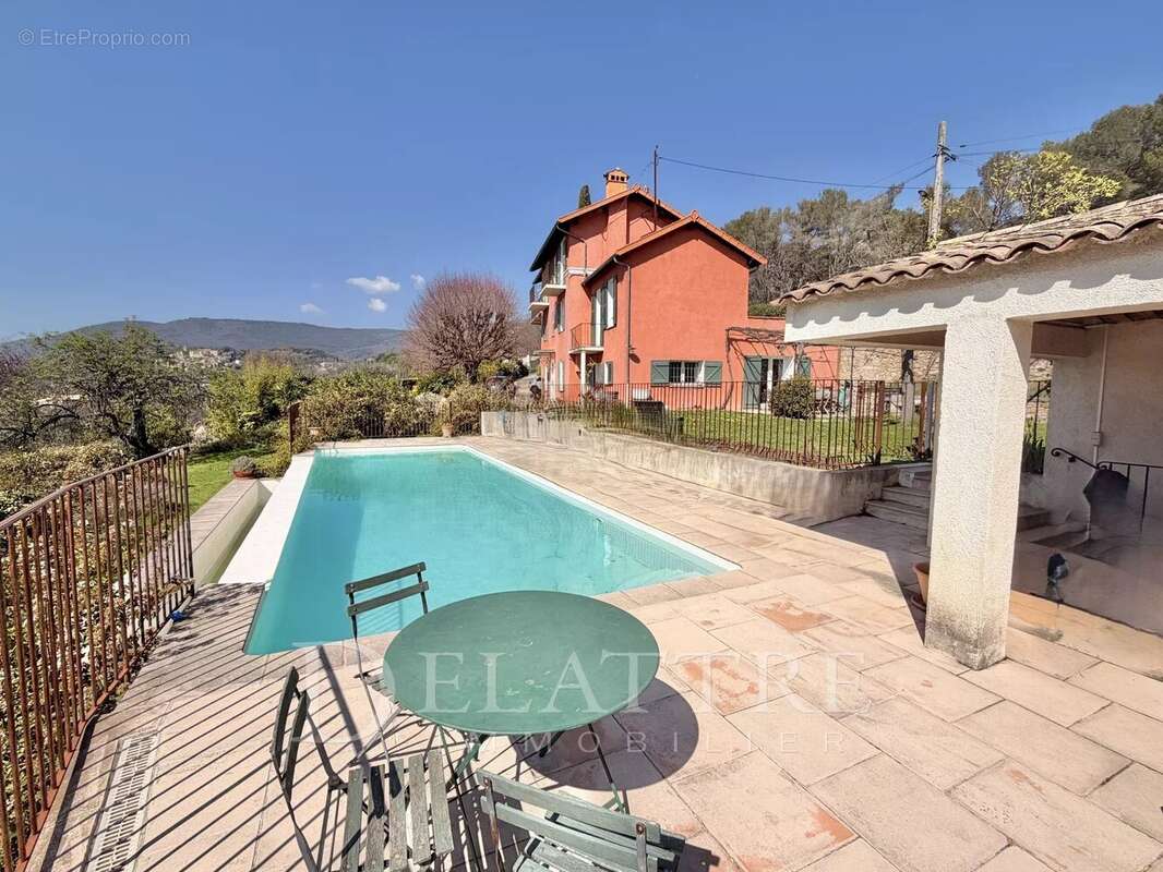 Maison à CHATEAUNEUF-GRASSE