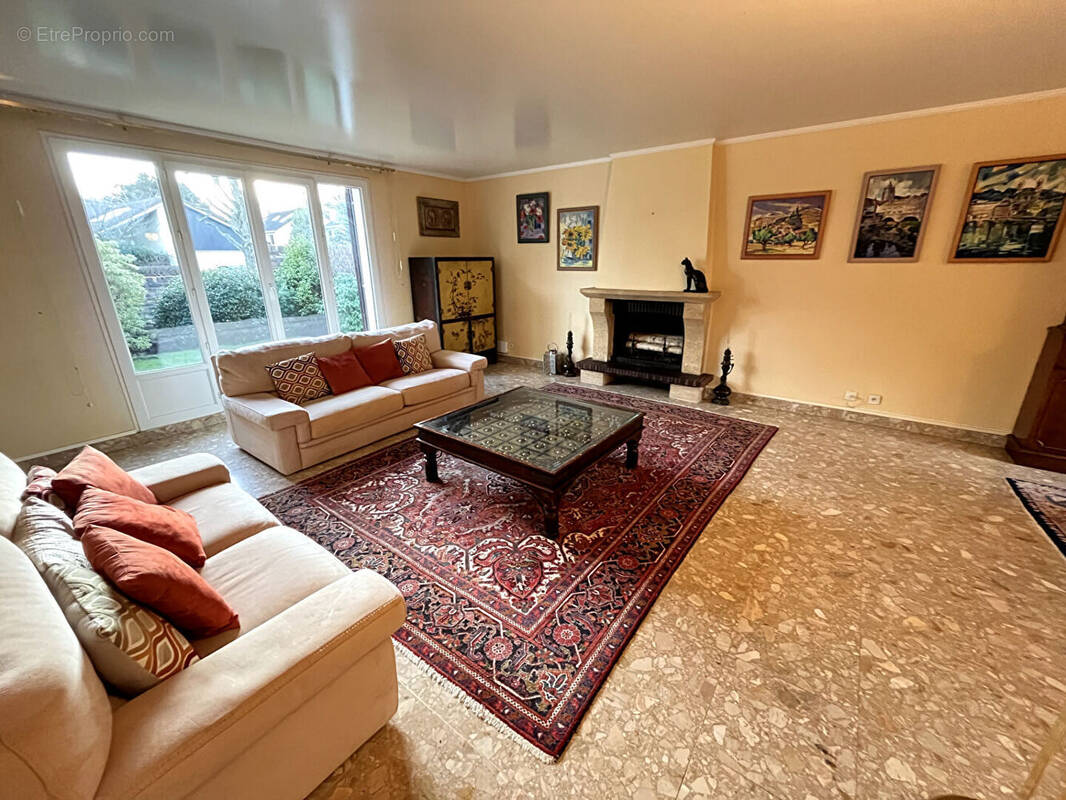 Maison à VOISINS-LE-BRETONNEUX