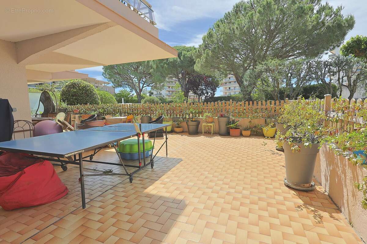 Rare à la vente – Superbe 2 pièces en rez-de-jardin avec 80 m² d’extérieur dans résidence de standing avec piscine - photo 11