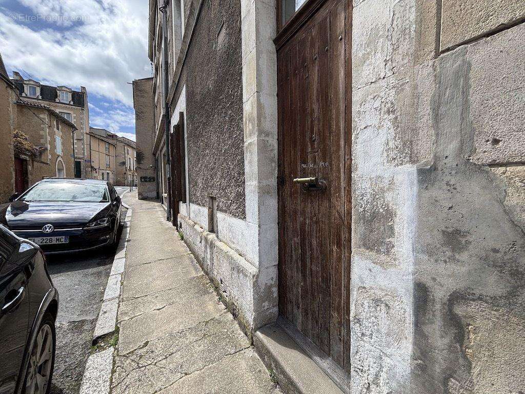 Située à 10 mn à pied de la gare et de l&#039;hyper-centre - Maison à POITIERS