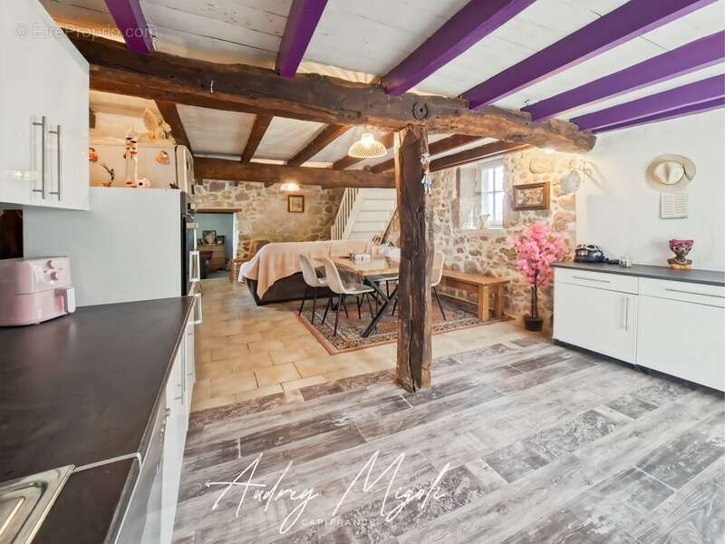 Maison en pierre au cœur de la nature, 109m², 3 chambres, garage et grande dépendance, au bord d'une rivière, terrain 1 hectare - photo 8