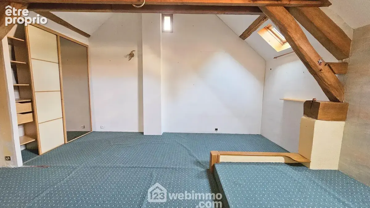 Une troisième chambre de 26 m² avec ses placards.