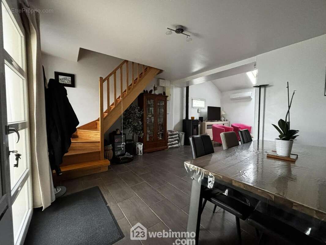 L&#039;entrée ouvre sur la salle à manger / salon, - Maison à CHATELLERAULT