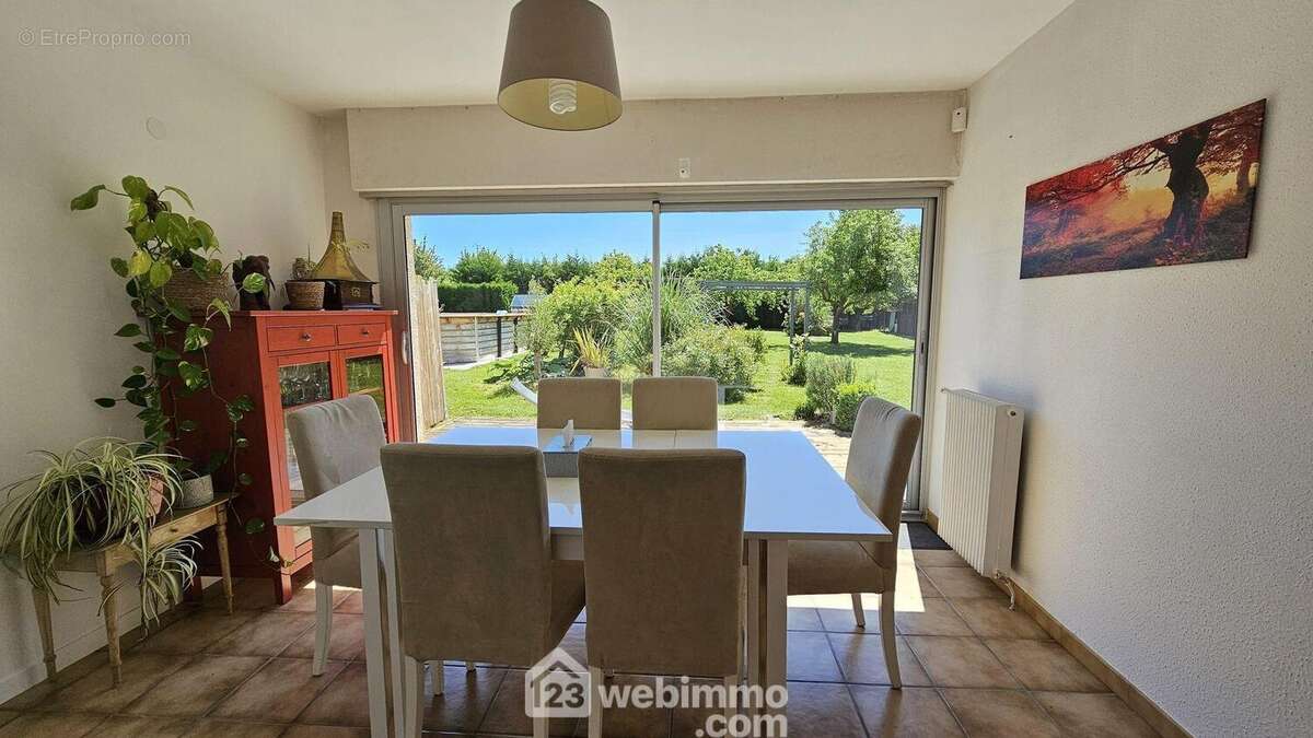 Une salle à manger de 15 m² avec une vue sur le jardin. - Maison à MILLY-LA-FORET