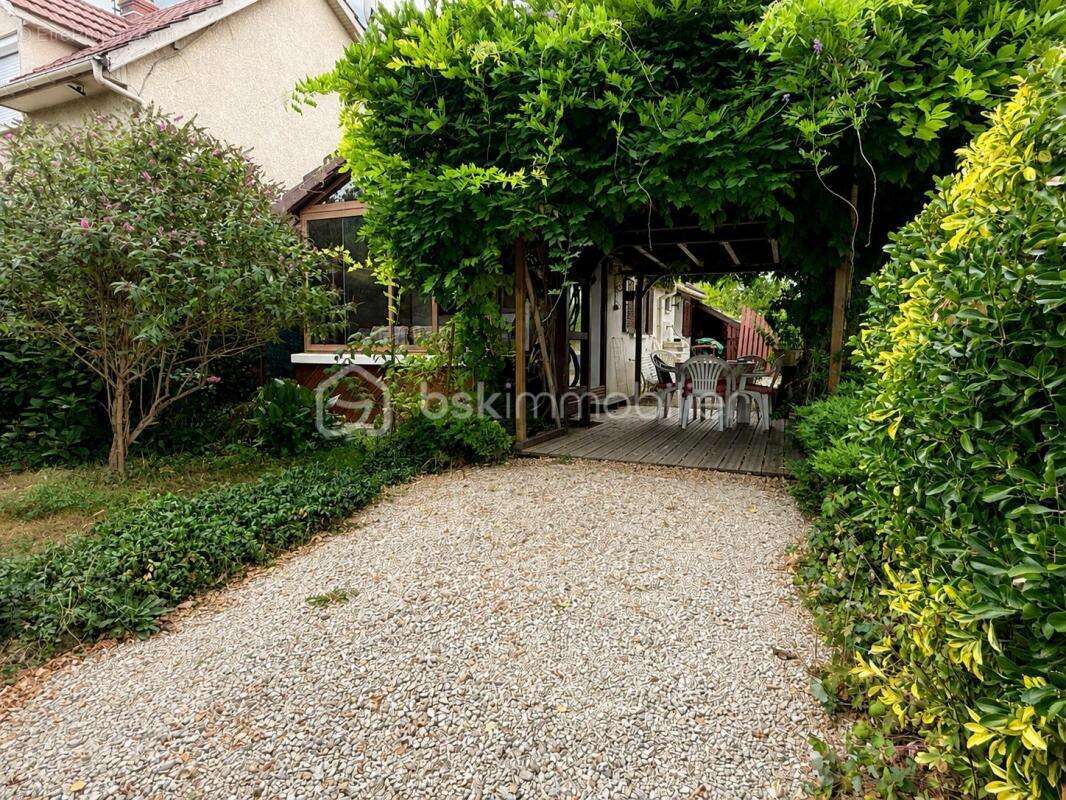 Maison avec véranda sur terrain constructible de 1216m2 - photo 5