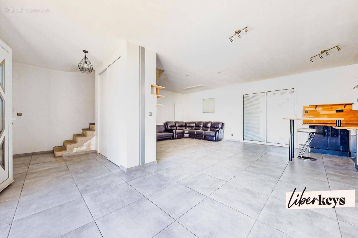 Maison à LES ROCHES-DE-CONDRIEU