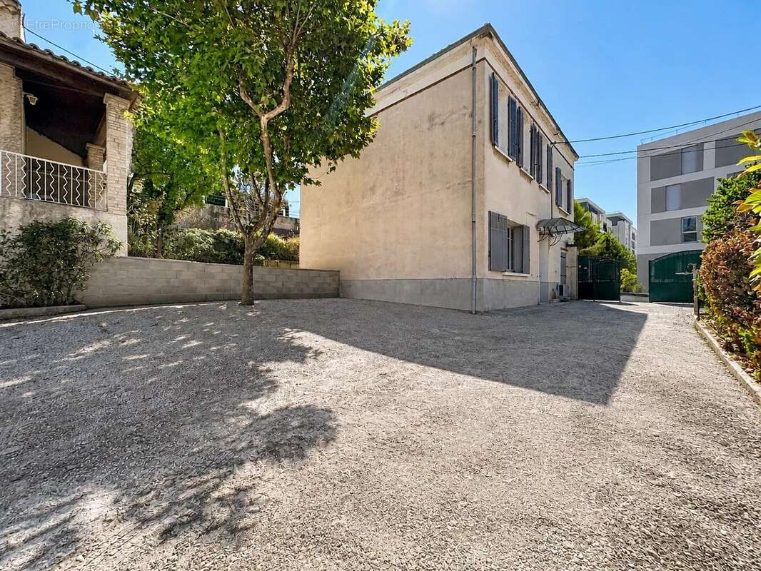 Jolie maison de ville à rénover de 107m2 avec 30m2 d'extérieur et parking - photo 3