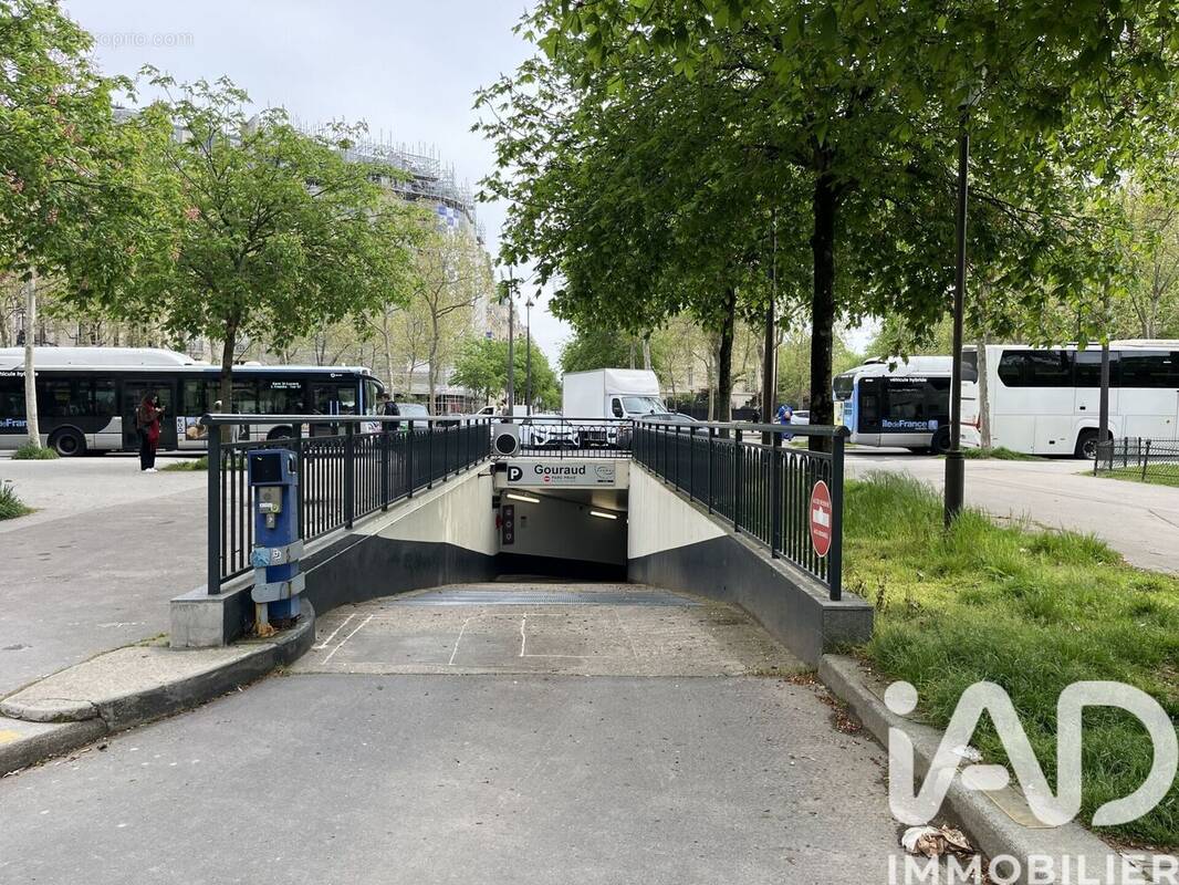Photo 1 - Parking à PARIS-7E