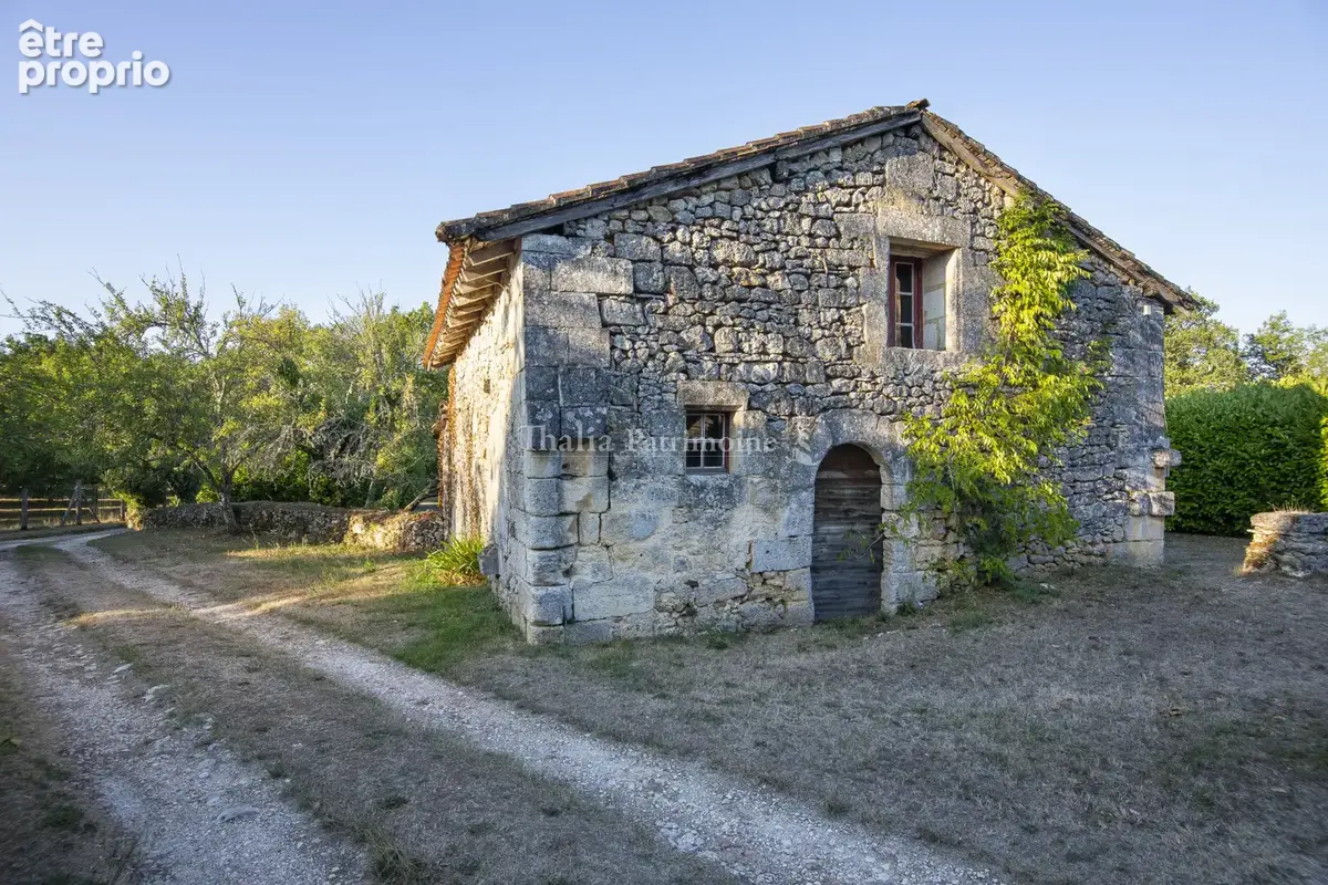 MAGNIFIQUE PROPRIETE A RENOVER   380 m2 environ -10 chambres, 1 dortoir- terrain 2ha8, dépendances - MAREUIL e - photo 8