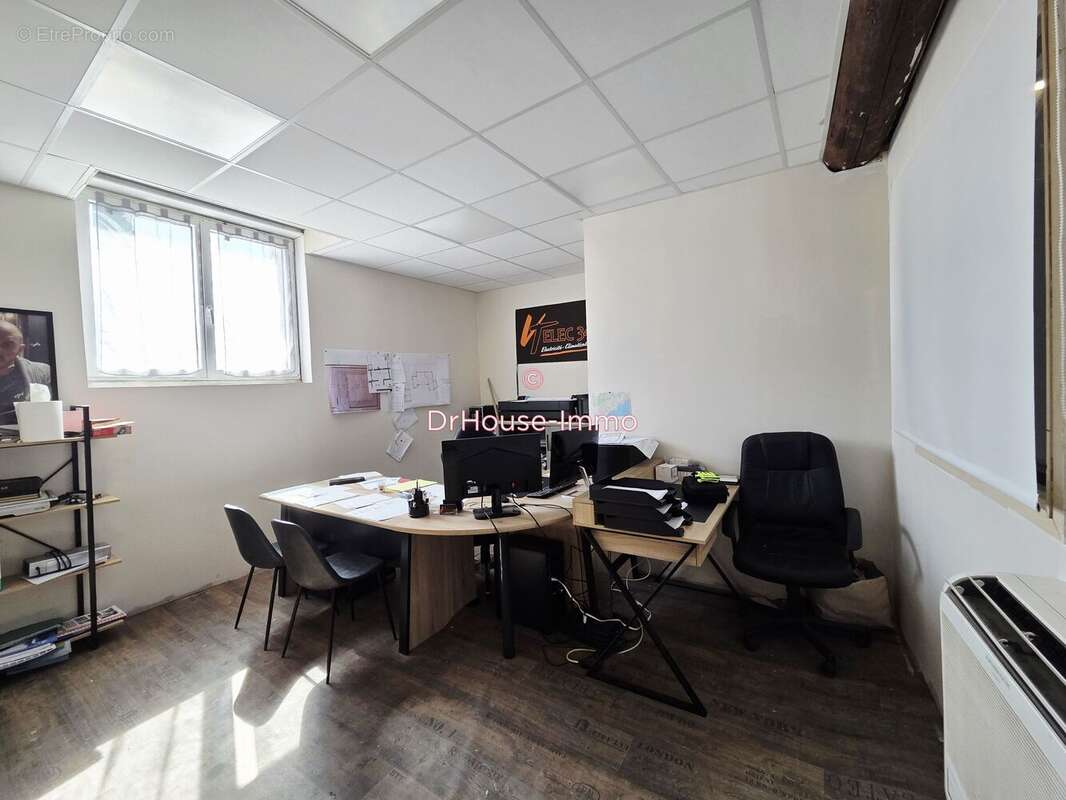 Parking à NISSAN-LEZ-ENSERUNE