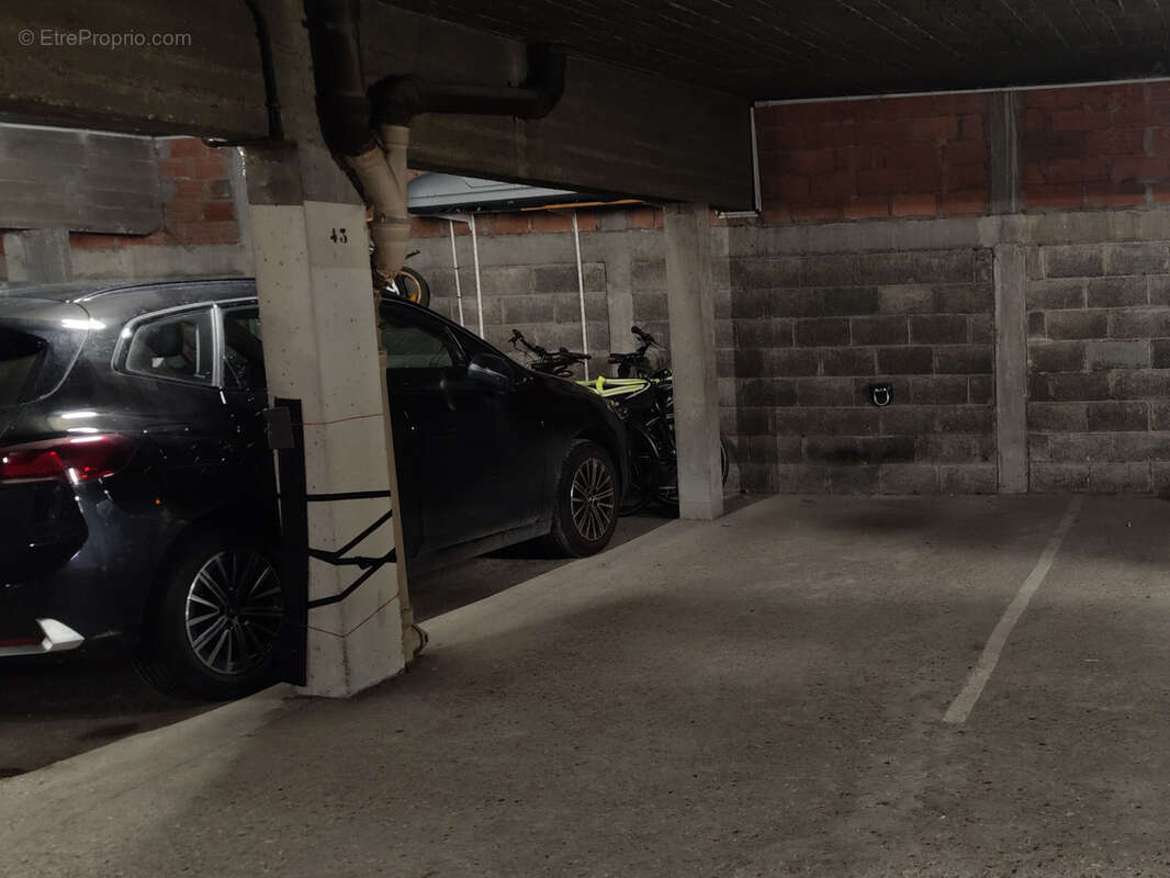 Parking à PARIS-16E