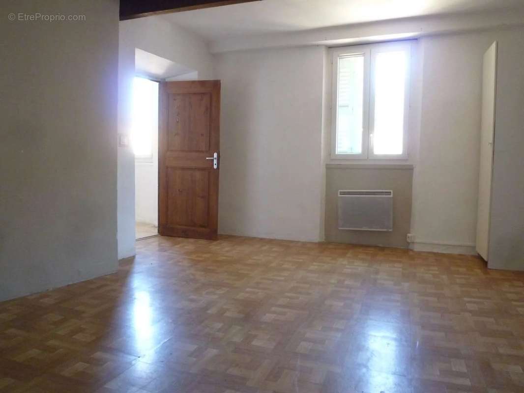 Appartement à PUGET-THENIERS