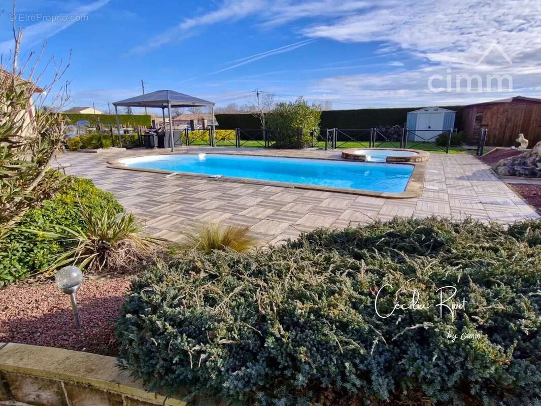 Maison à SAINT-CHRISTOLY-DE-BLAYE