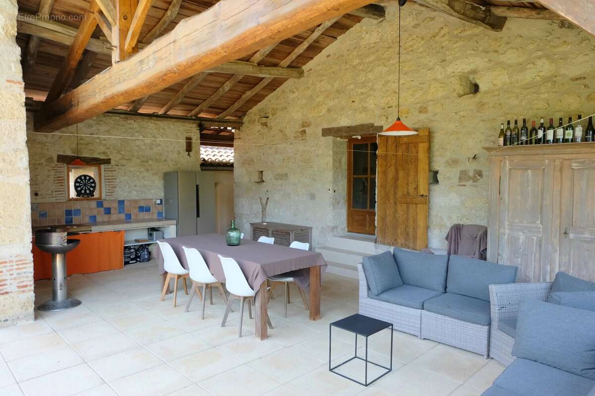 Impressionnante maison en pierre avec piscine et jardins très privés - photo 4