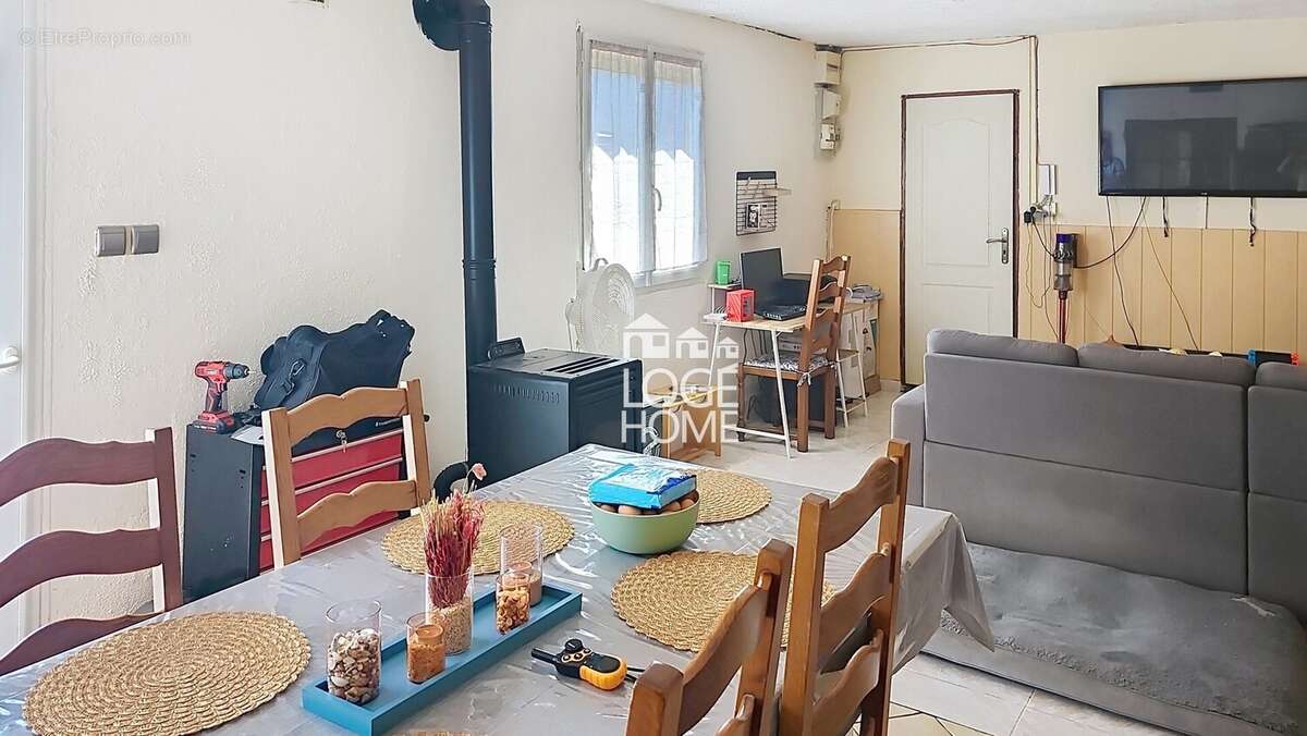 Séjour 28 m² espace salle à manger - Maison à COURCELLES-LES-LENS