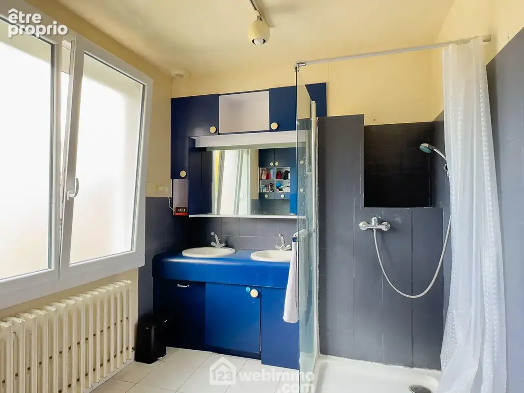 Salle de douche de l'étage pour desservir 3 chambres.