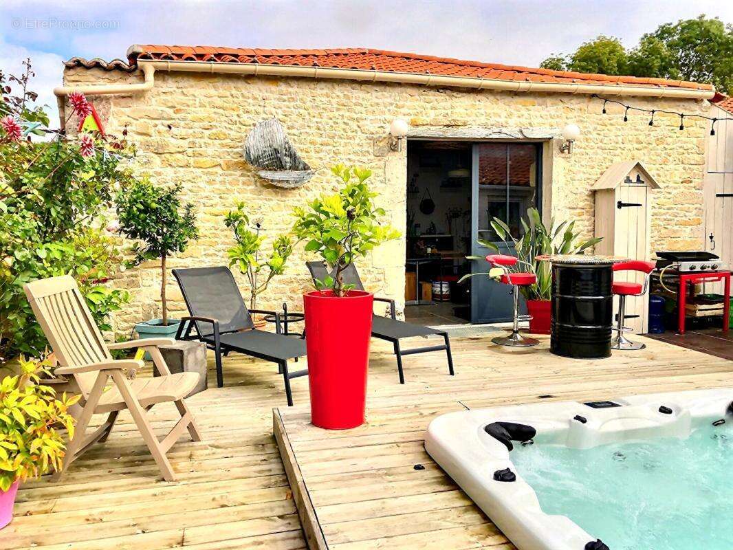 Maison à SAINT-MEDARD-D'AUNIS