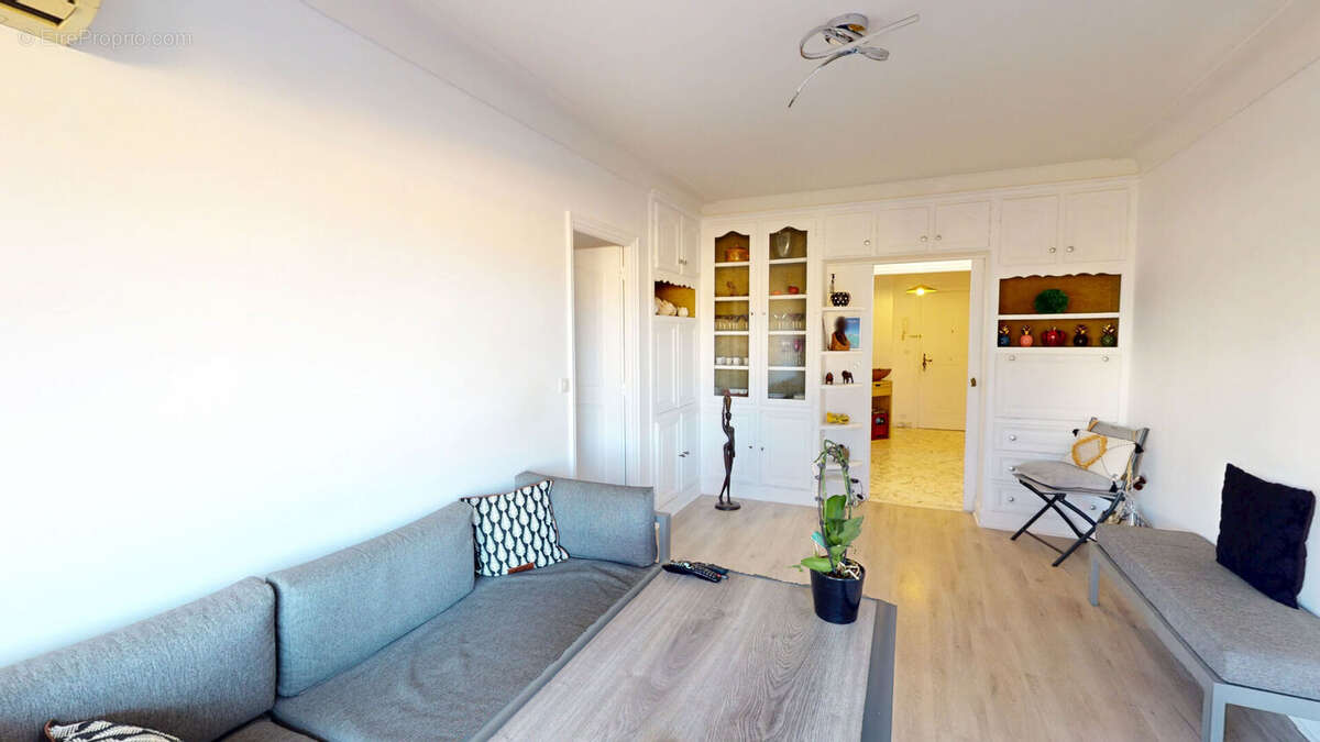 Appartement à SAINT-LAURENT-DU-VAR