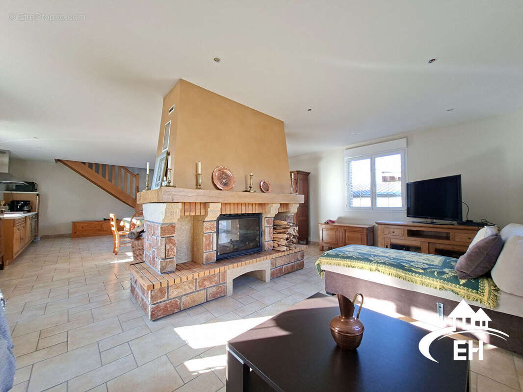 MAISON DE 181 M² - 4 CHAMBRES - Bâtiment de 215 m² - photo 5