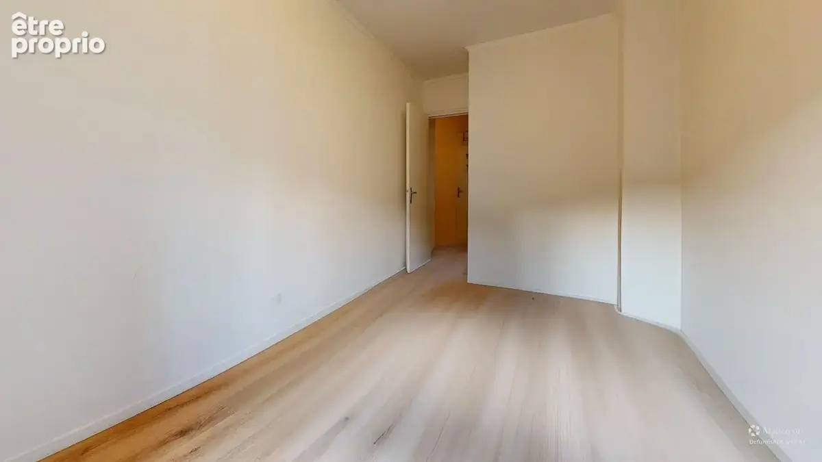 Pièce vidée par IA