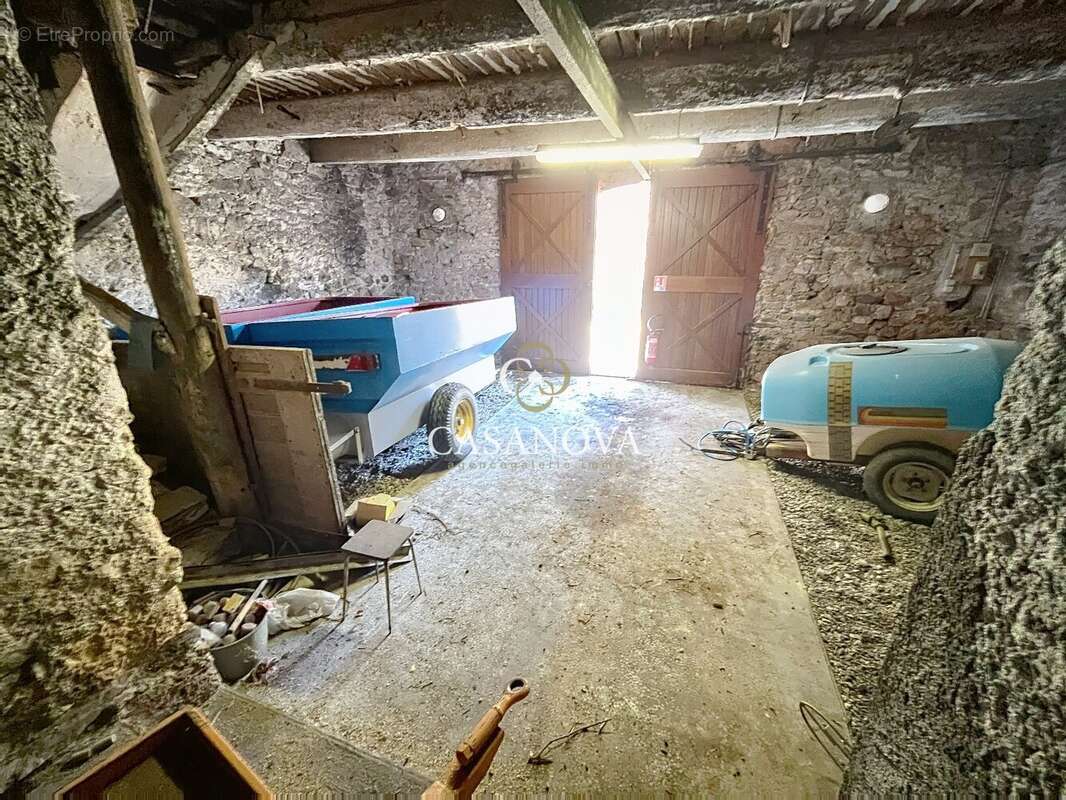 A 15 min de PEZENAS, 2 bâtisses en pierre à rénover : 200 m² habitables + 140 m² garage, jardinet, fort potentiel ! - photo 8