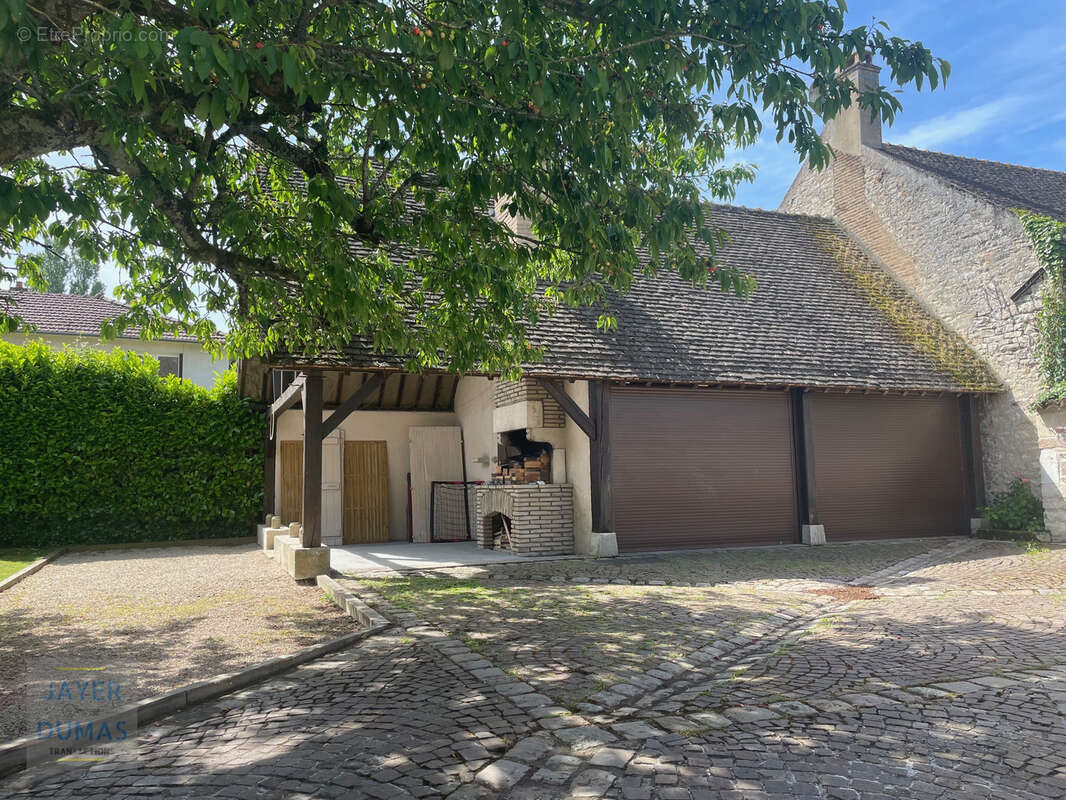 ALLERIOT - Magnifique demeure 6 Chambres, vaste Garage et Piscine - - photo 5