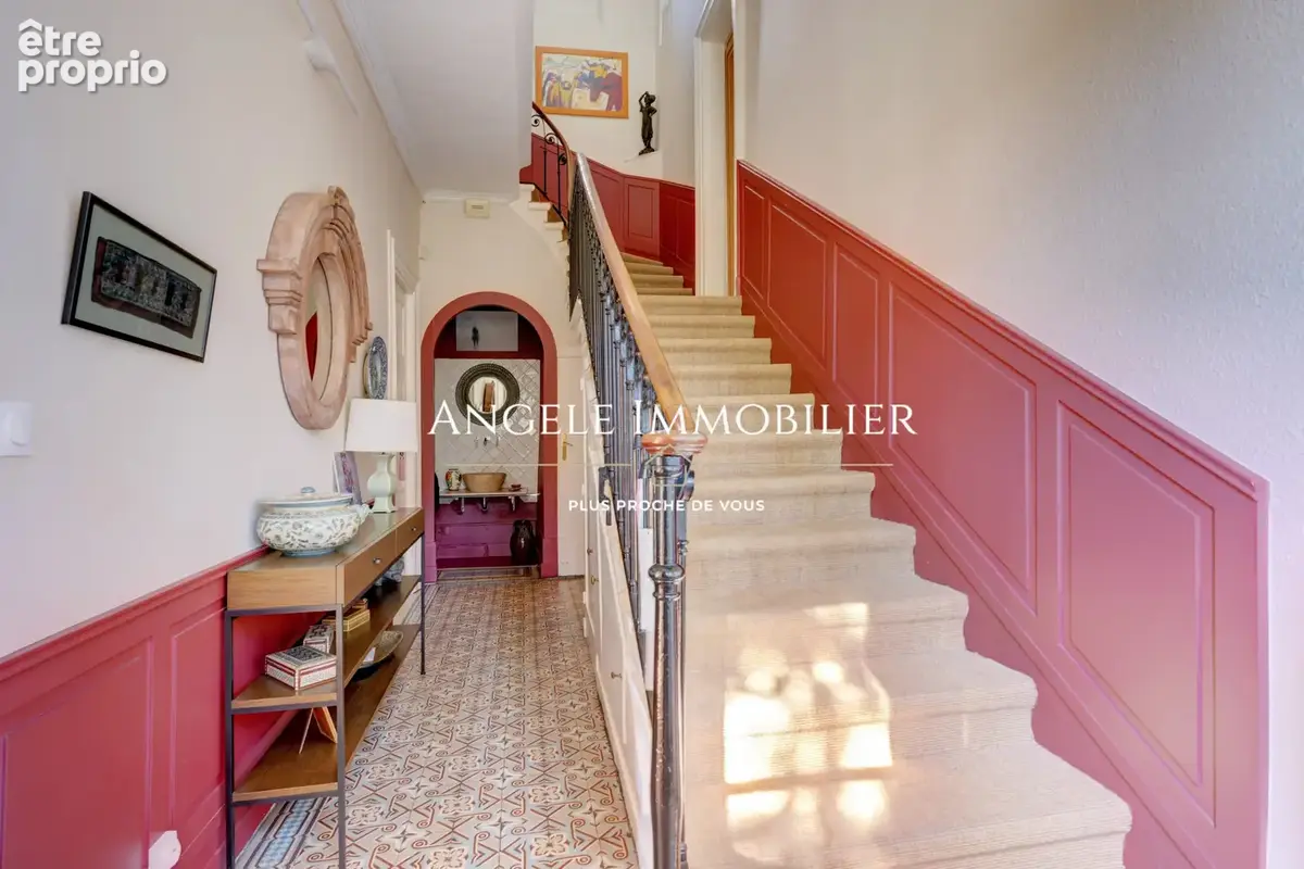 Écully. Idéalement située. Propriété de caractère fin XIXe avec piscine - photo 5