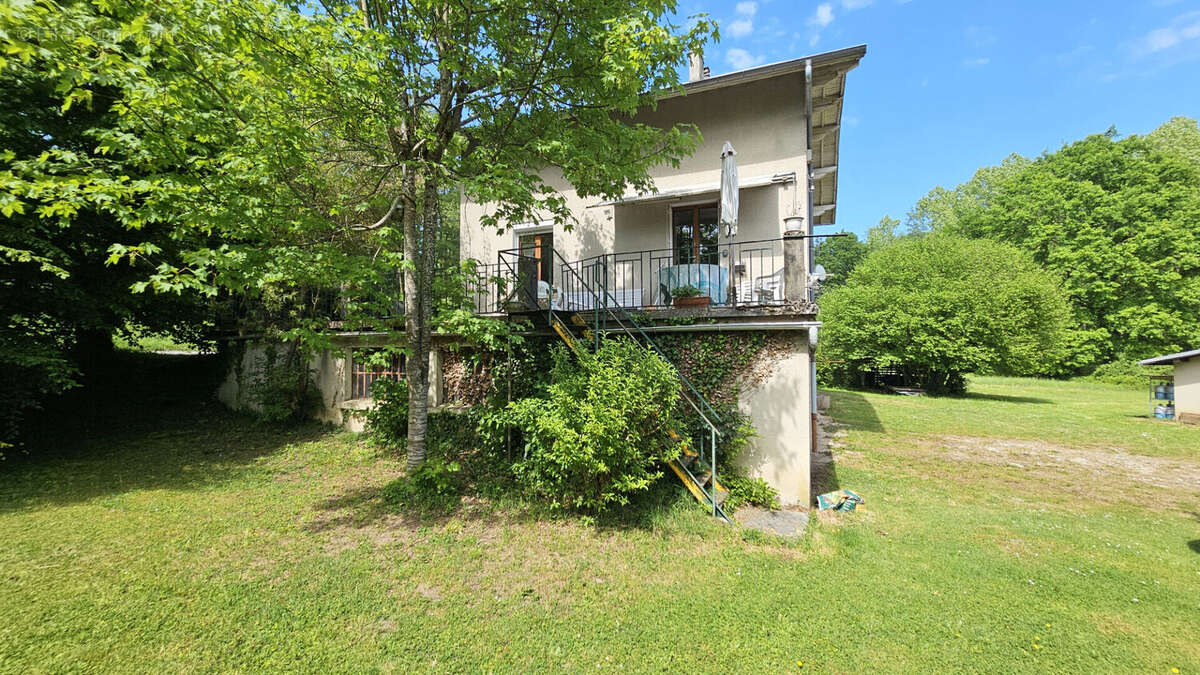 Maison à SAINT-ALBAN-DE-MONTBEL