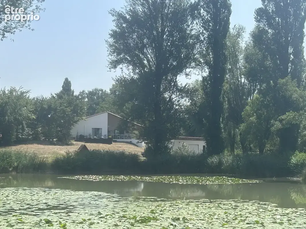 Maison d'architect avec étang, piscine, dépendances au calme. - photo 25
