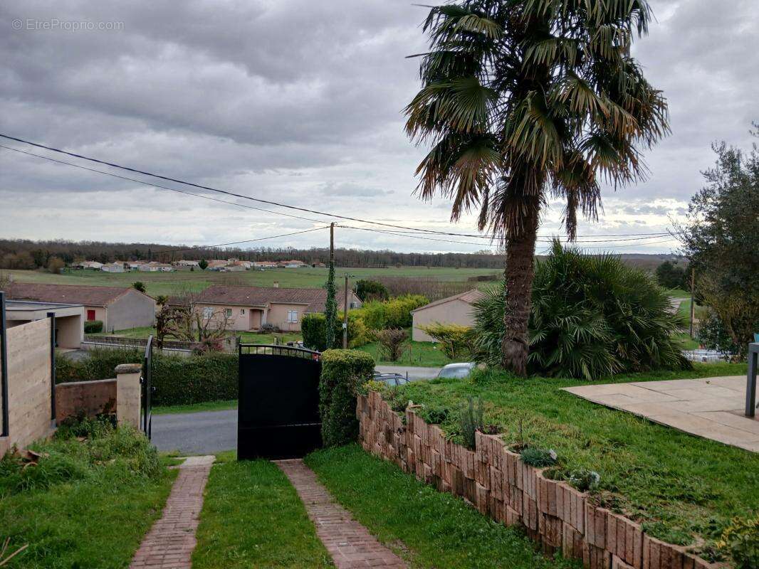 Maison à ROULLET-SAINT-ESTEPHE
