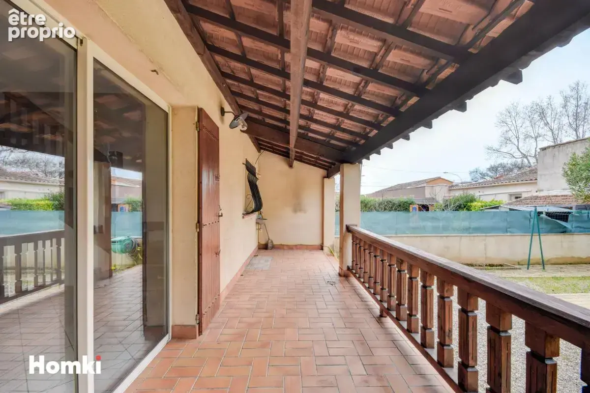 Villa de type 4 jumelee d'un cote avec 2 terrasses un jardin et garage - photo 15