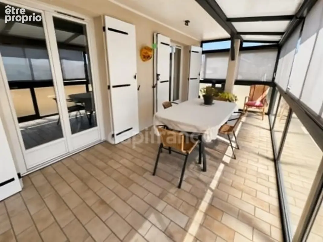 VEAUCHE – Belle maison familiale de 130 m² sur 1050 m² de terrain clos et arboré - photo 6