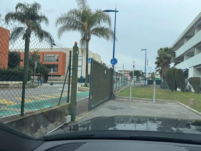 Parking à VILLENEUVE-LOUBET
