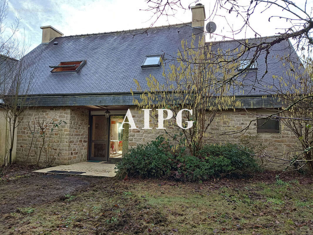 Maison à SAINT-NICOLAS-DU-PELEM