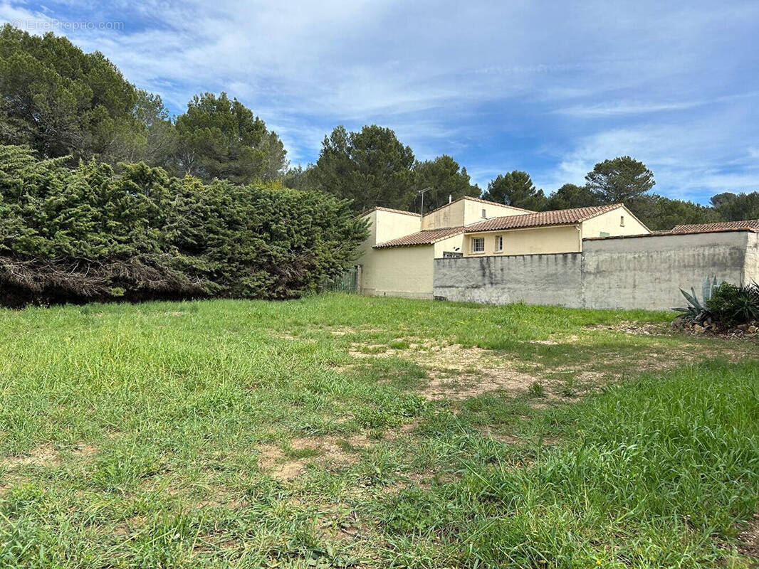 Terrain à FONTVIEILLE