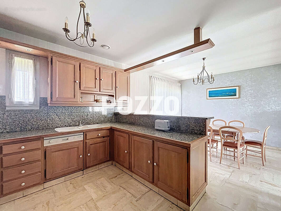 A Vendre - Saint Hilaire Du Harcouet - Maison 5 pièce(s) 129 m² - Vie de Plain-Pied - Centre-ville - Garage - photo 6