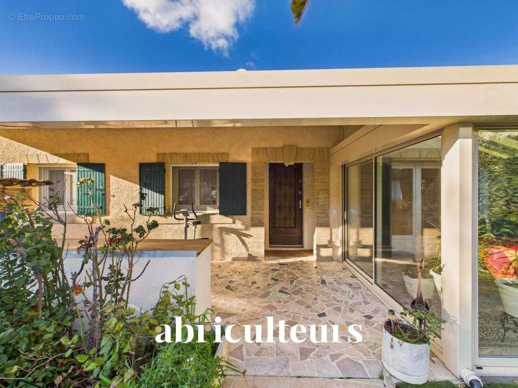 Maison à LA ROQUE-D&#039;ANTHERON