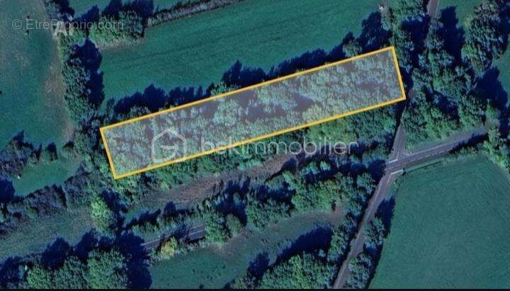 Terrain à MOUTIERS-EN-PUISAYE