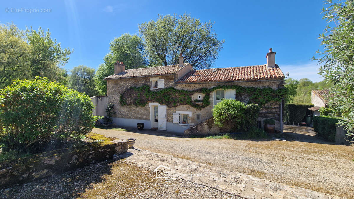 Maison à CLOUE