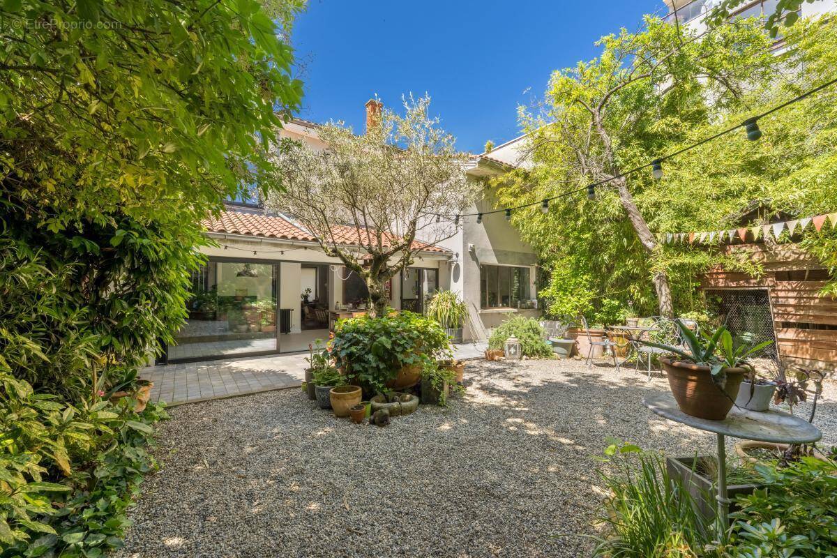 Magnifique maison rénovée avec dépendance au Coeur de Montchat - Coup de coeur assuré ! - photo 1