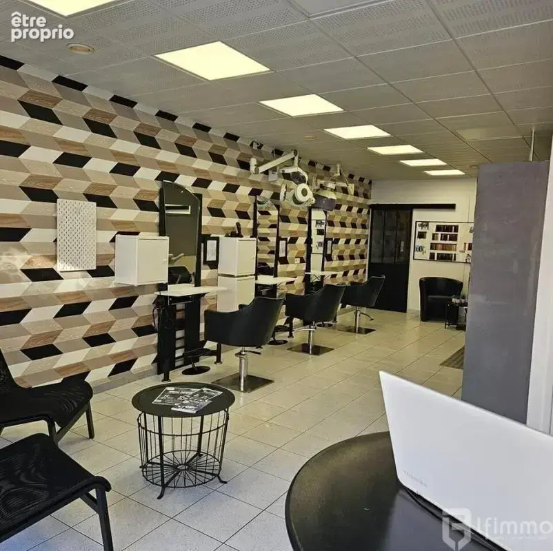 Ensemble immobilier avec commerce et logement à louer à Bapaume - photo 1